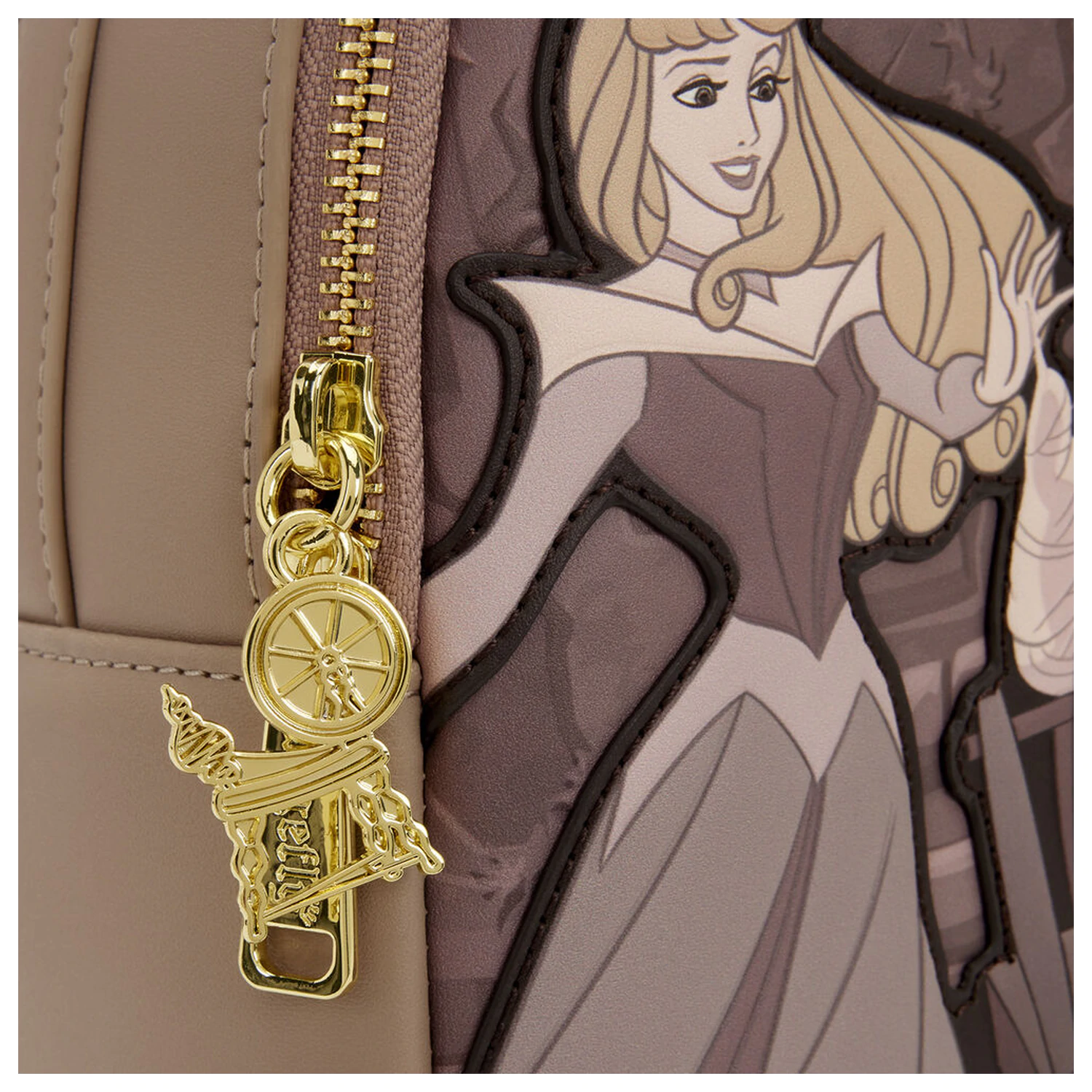 Loungefly Disney Sleeping Beauty & Maleficient Spinning Wheel nahrbtnik 26 cm fotografija izdelka