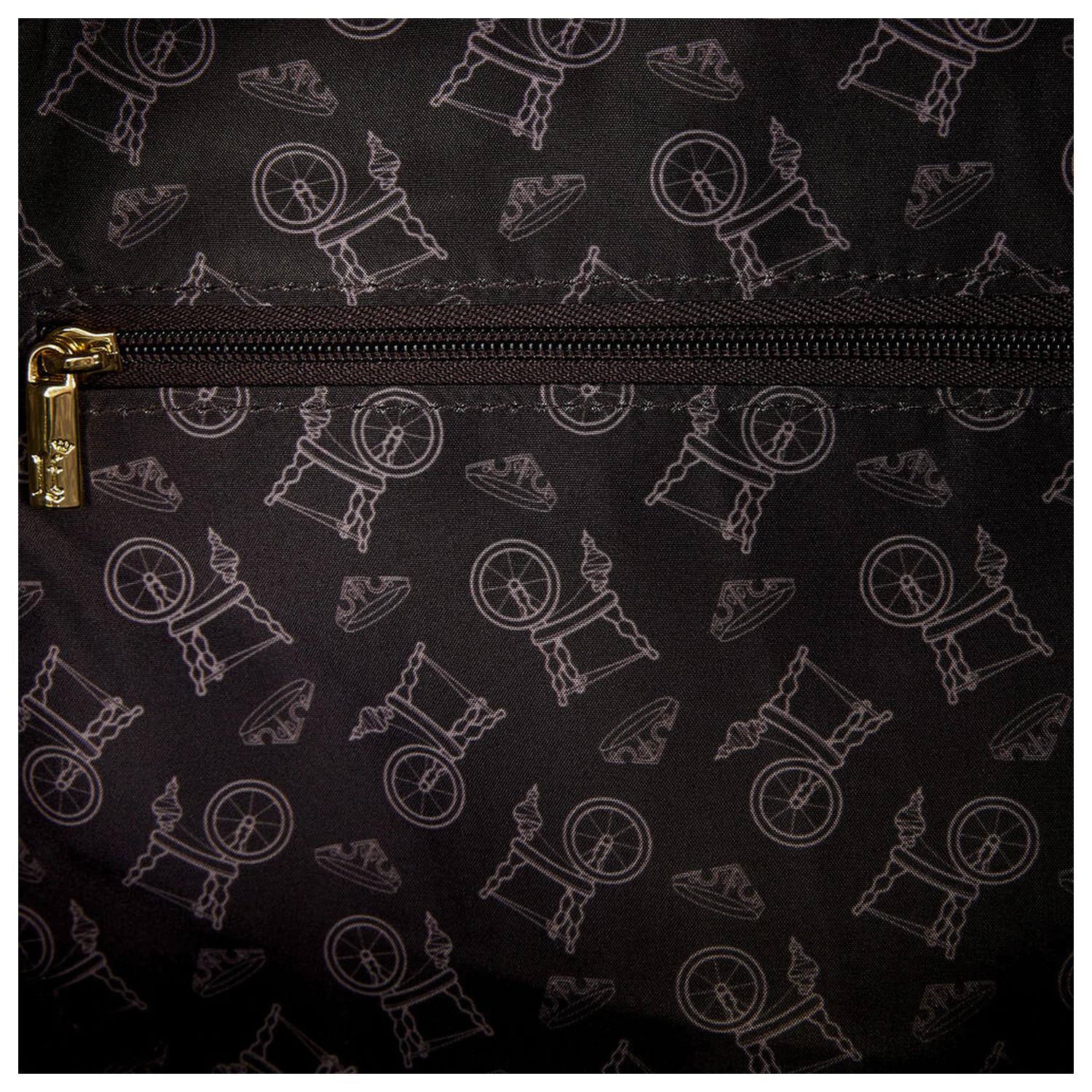 Loungefly Disney Sleeping Beauty & Maleficient Spinning Wheel nahrbtnik 26 cm fotografija izdelka