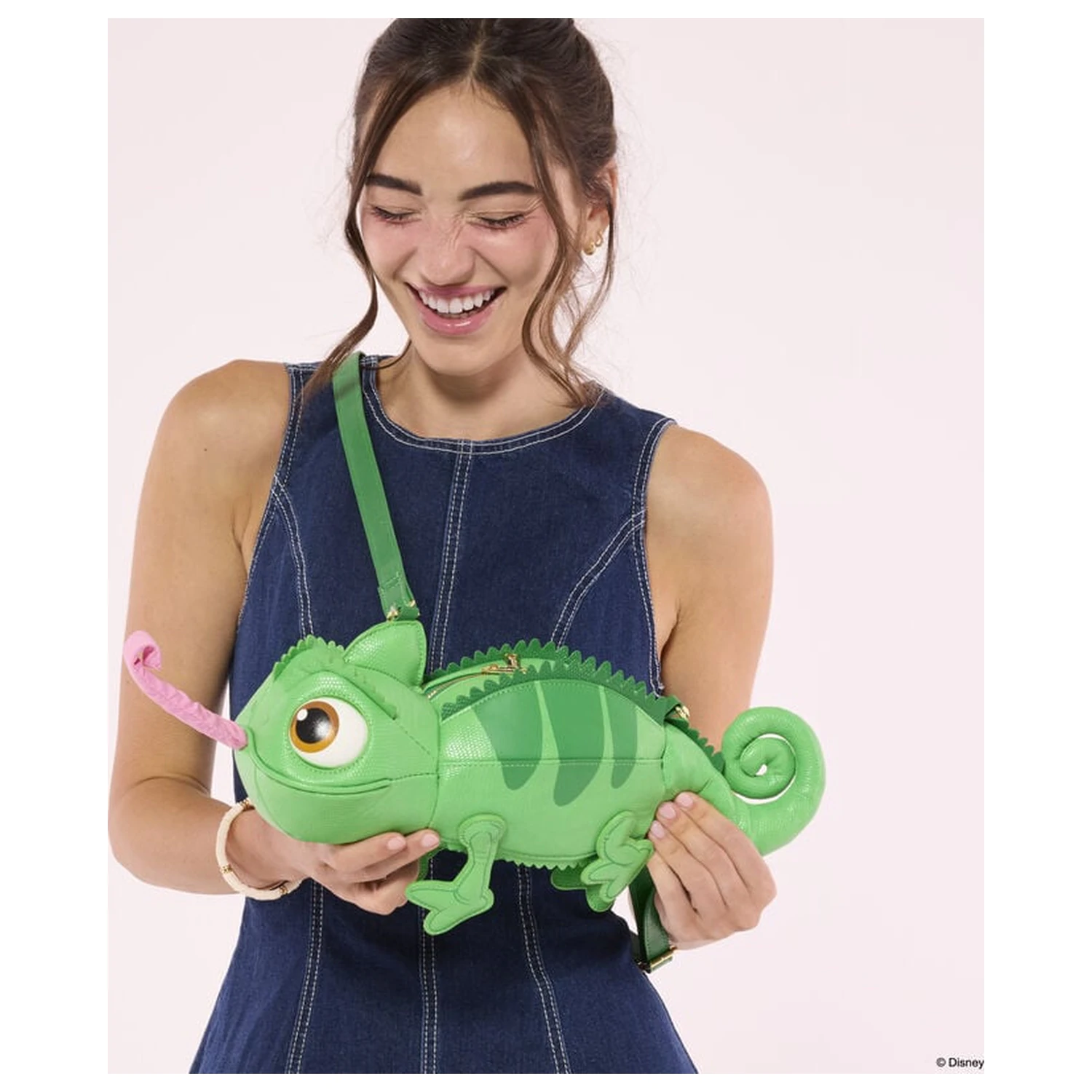 Loungefly Disney Tangled Rapunzel Pascal torba za ramo fotografija izdelka