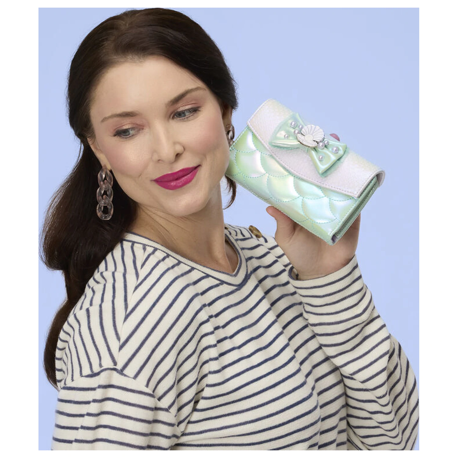 Loungefly Disney The Little Mermaid Iridescent Pearl denarnica na preklop fotografija izdelka