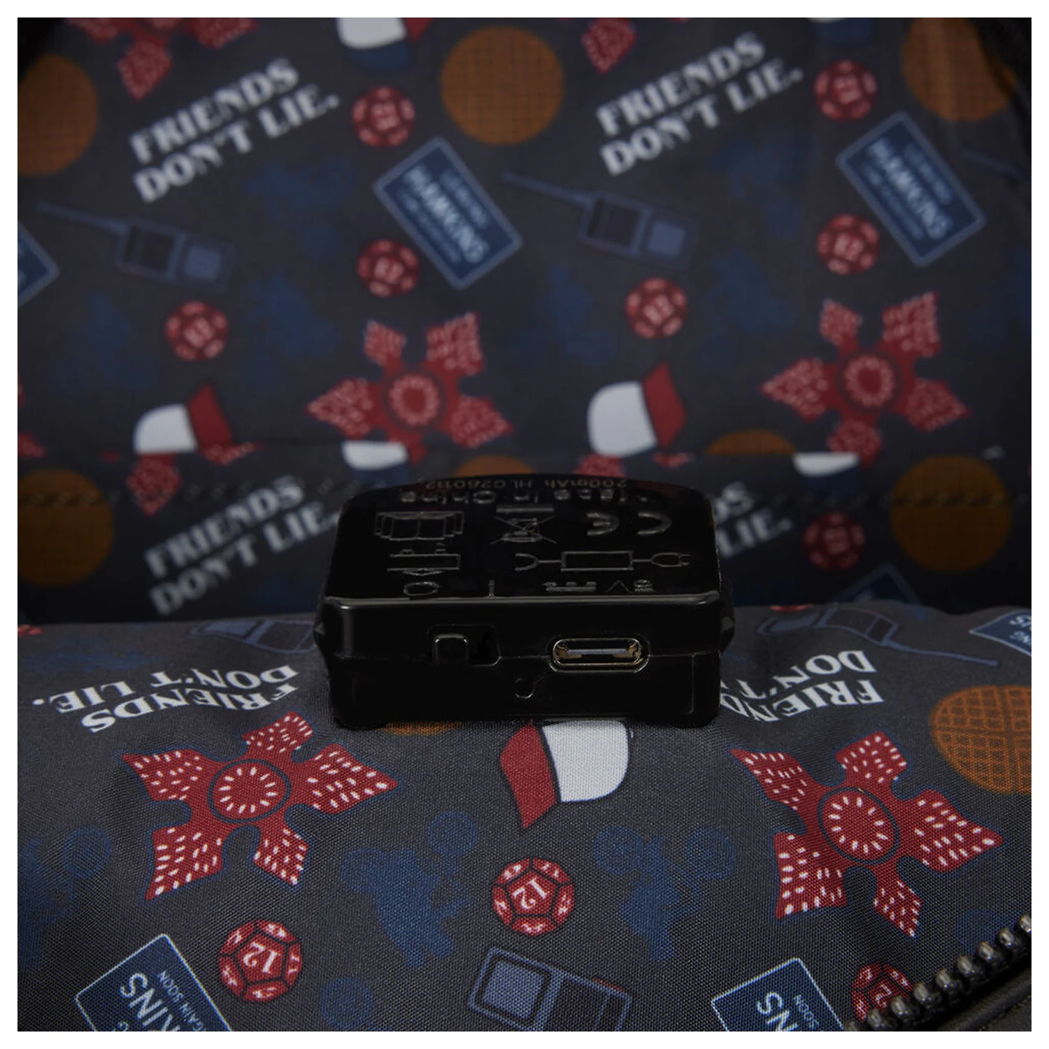 Loungefly Stranger Things 10th Anniversary nahrbtnik 26 cm fotografija izdelka