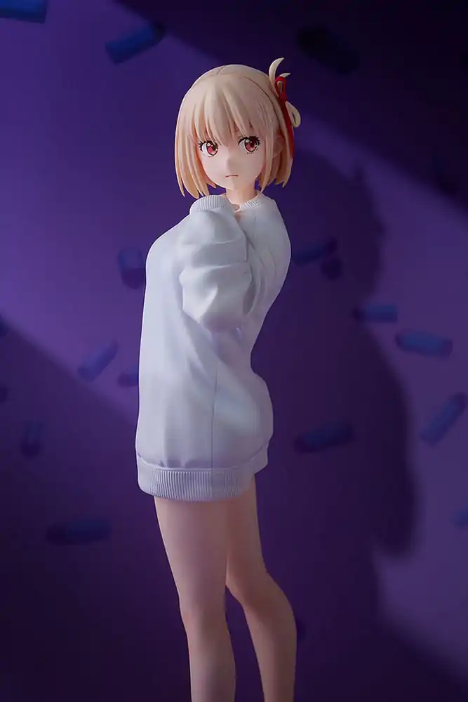 Lycoris Recoil PVC Kip 1/7 Chisato Nishikigi: Oversized Sweatshirt Ver. 25 cm fotografija izdelka