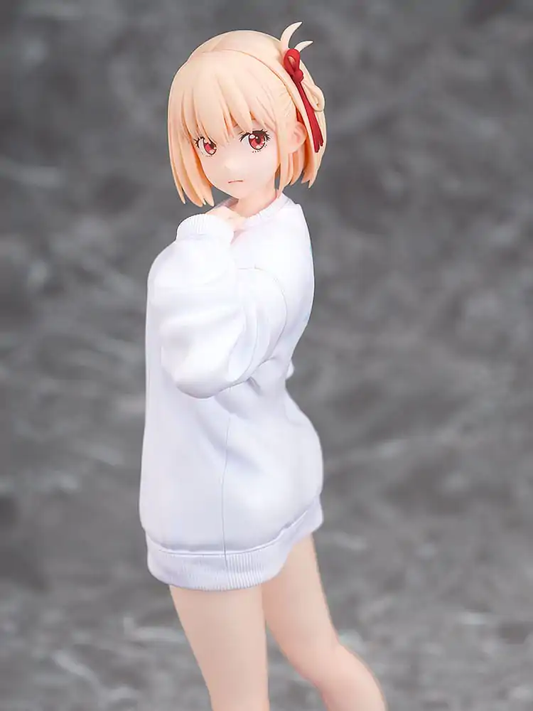 Lycoris Recoil PVC Kip 1/7 Chisato Nishikigi: Oversized Sweatshirt Ver. 25 cm fotografija izdelka