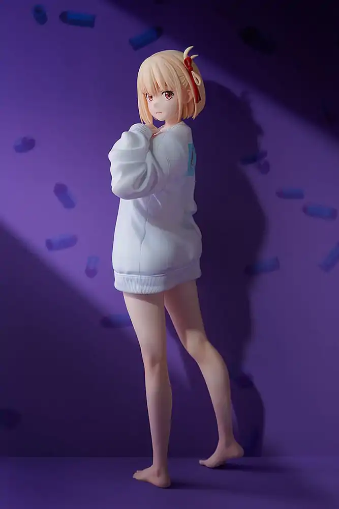 Lycoris Recoil PVC Kip 1/7 Chisato Nishikigi: Oversized Sweatshirt Ver. 25 cm fotografija izdelka