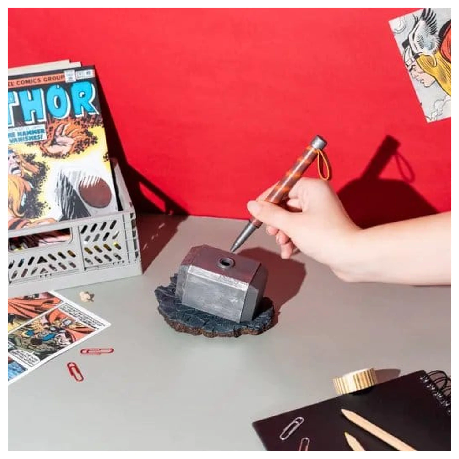 Marvel Thor pero in stojalo Kladivo fotografija izdelka
