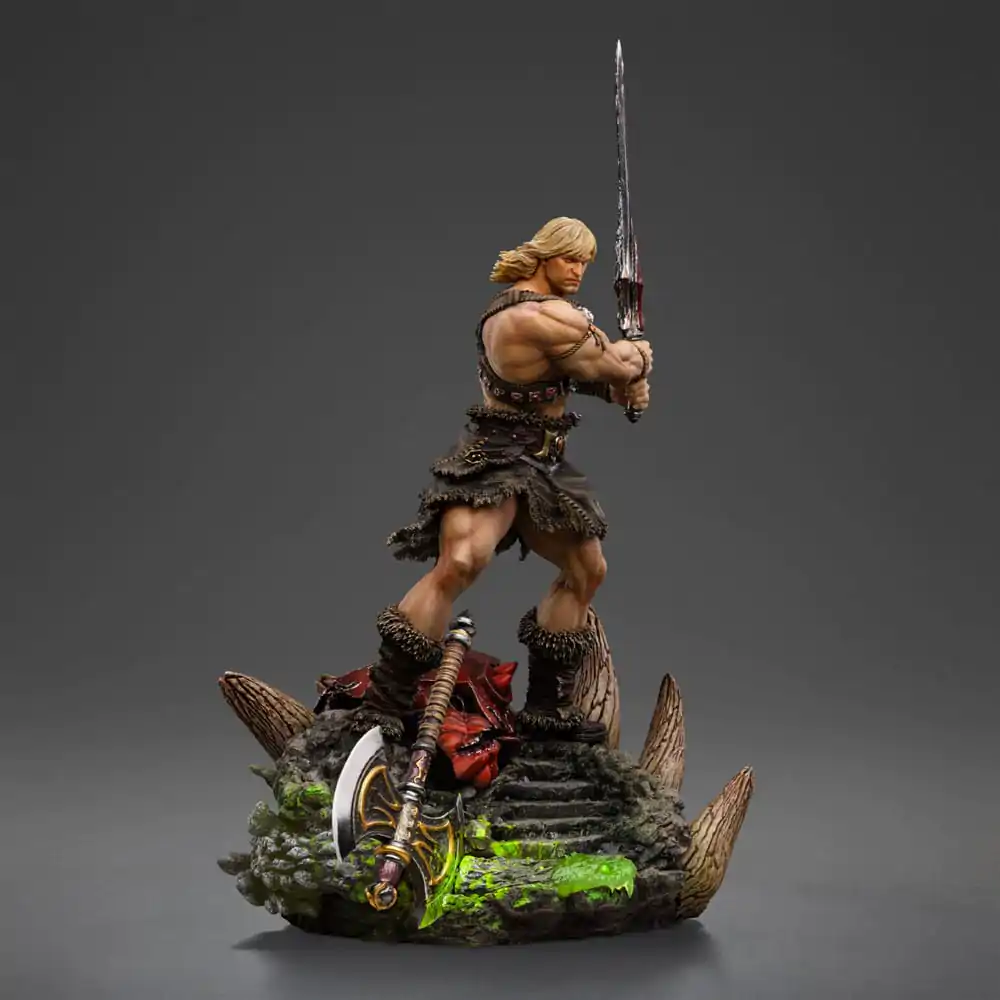 Masters of the Universe Deluxe umetniška lestvica Statue 1/10 He-Man Unleashed 34 cm fotografija izdelka