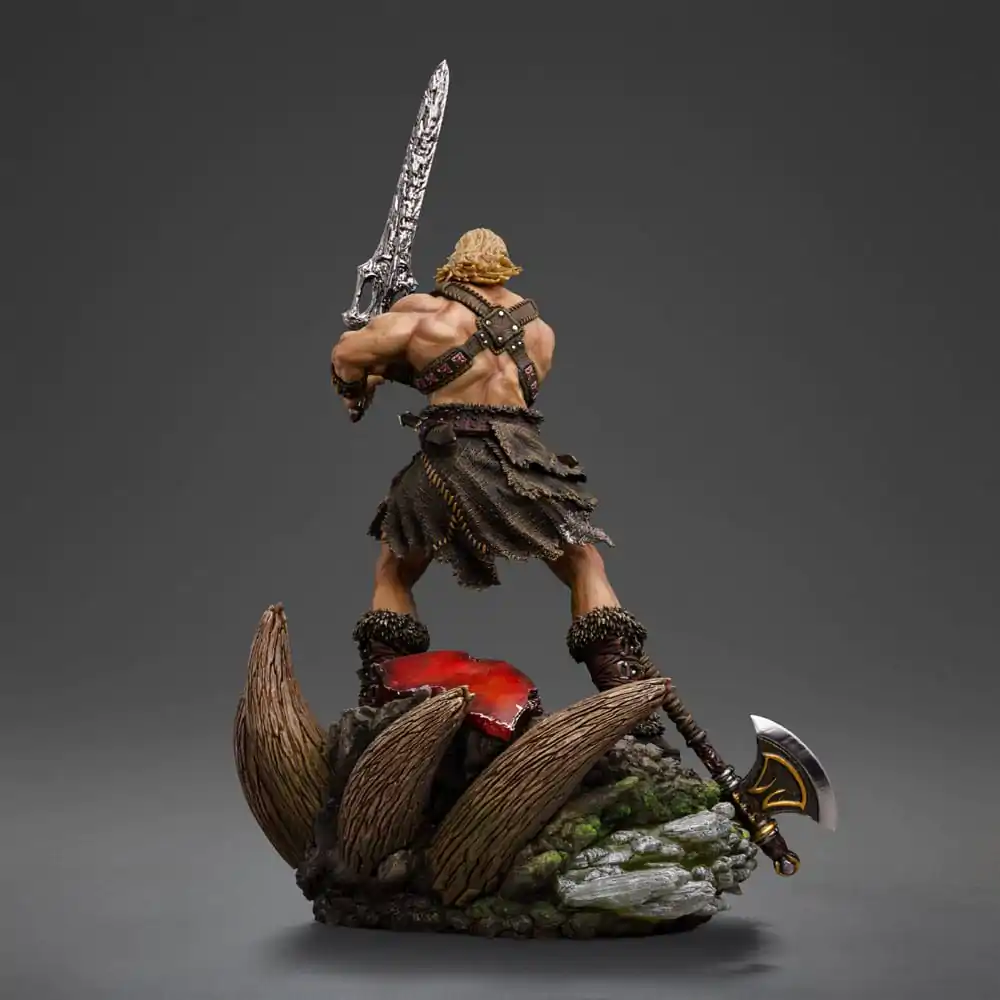 Masters of the Universe Deluxe umetniška lestvica Statue 1/10 He-Man Unleashed 34 cm fotografija izdelka