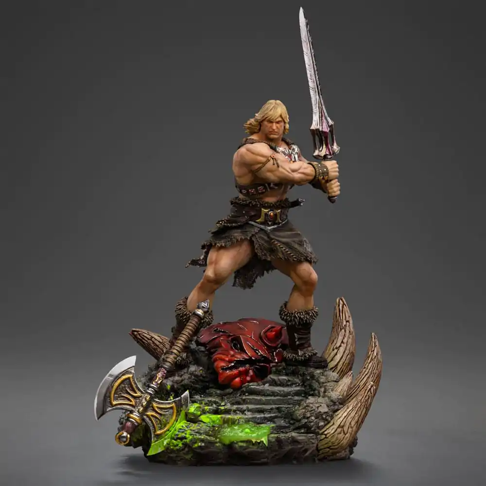 Masters of the Universe Deluxe umetniška lestvica Statue 1/10 He-Man Unleashed 34 cm fotografija izdelka