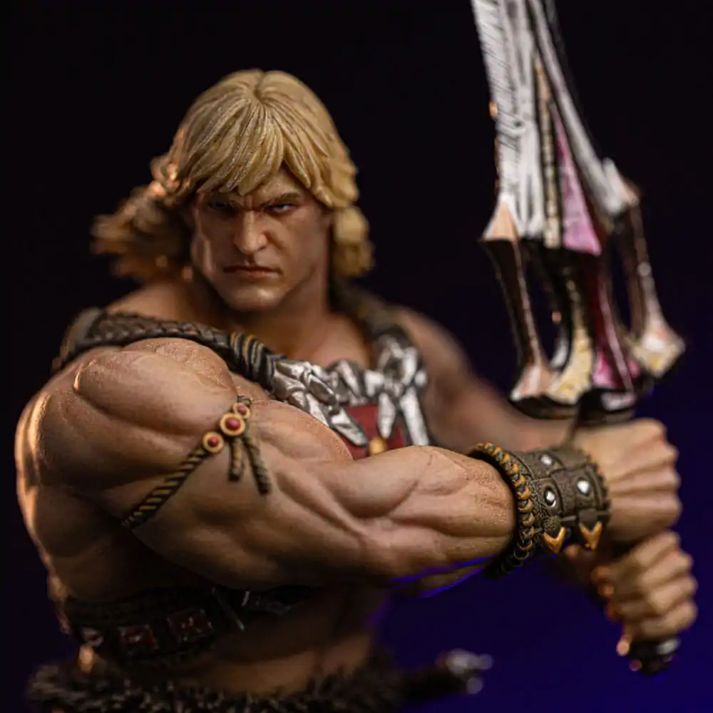 Masters of the Universe Deluxe umetniška lestvica Statue 1/10 He-Man Unleashed 34 cm fotografija izdelka