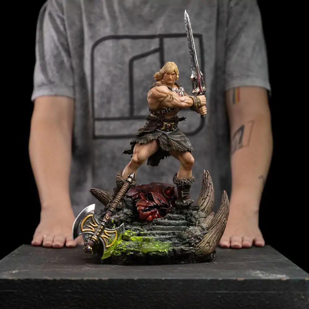 Masters of the Universe Deluxe umetniška lestvica Statue 1/10 He-Man Unleashed 34 cm fotografija izdelka