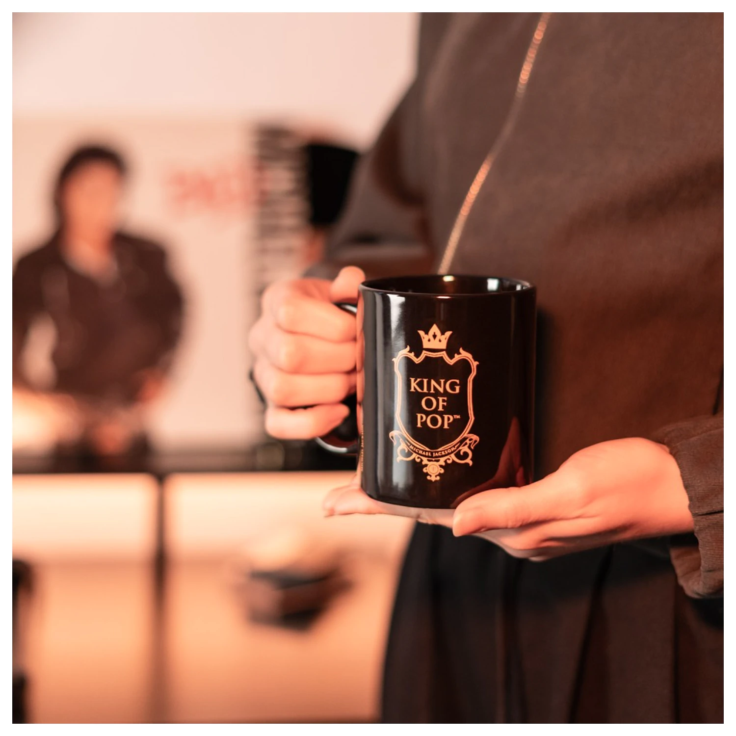 Michael Jackson Mug King of Pop Black 350 ml skodelica fotografija izdelka