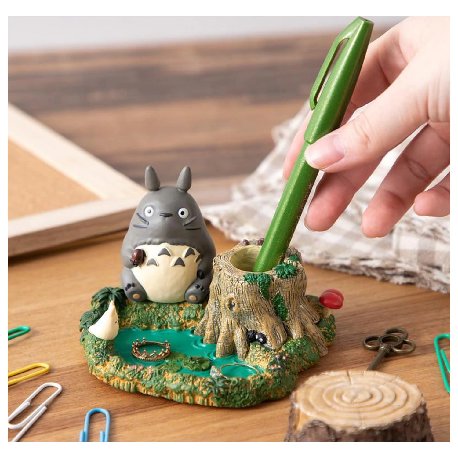 My Neighbor Totoro Totoro ob ribniku figurica držalo za svinčnike fotografija izdelka