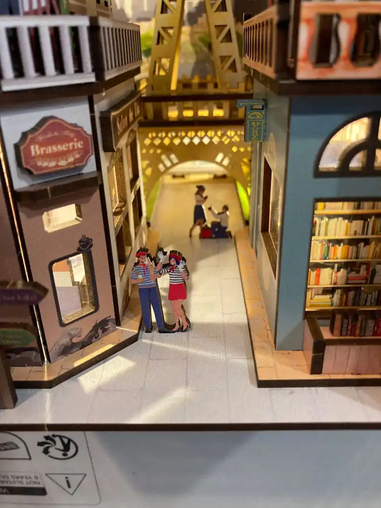 Paris Tiny Adventures Book Nook Mini Diorama 23 cm fotografija izdelka