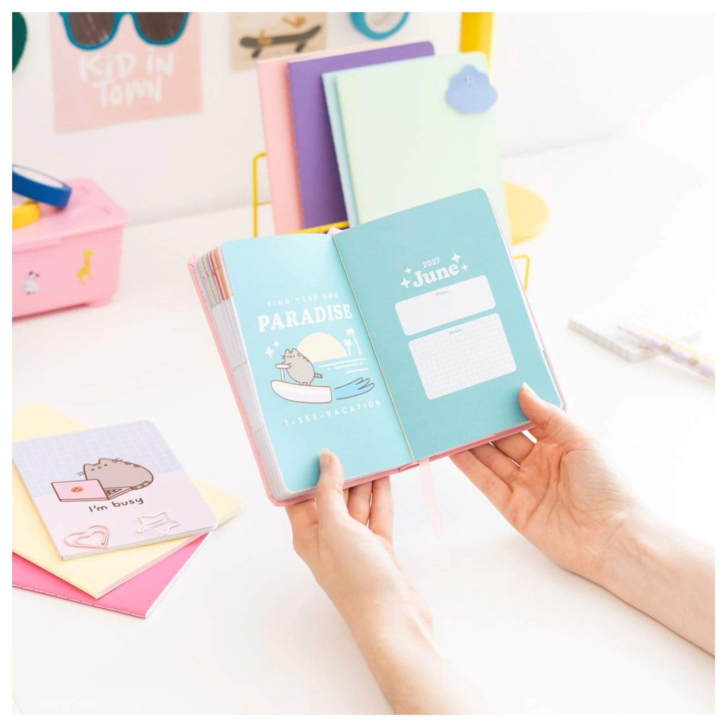 Pusheen Academic Planner Tropical Vacation 2026/27 A6 Angleška različica fotografija izdelka