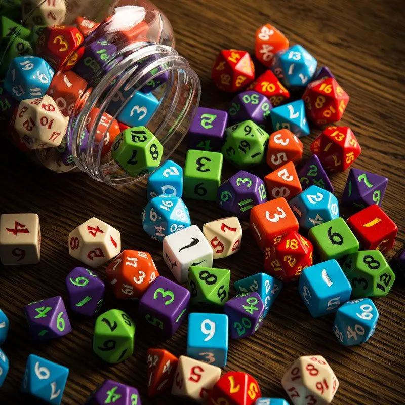 Okrogel kozarec s klasičnimi RPG kockami (80) fotografija izdelka
