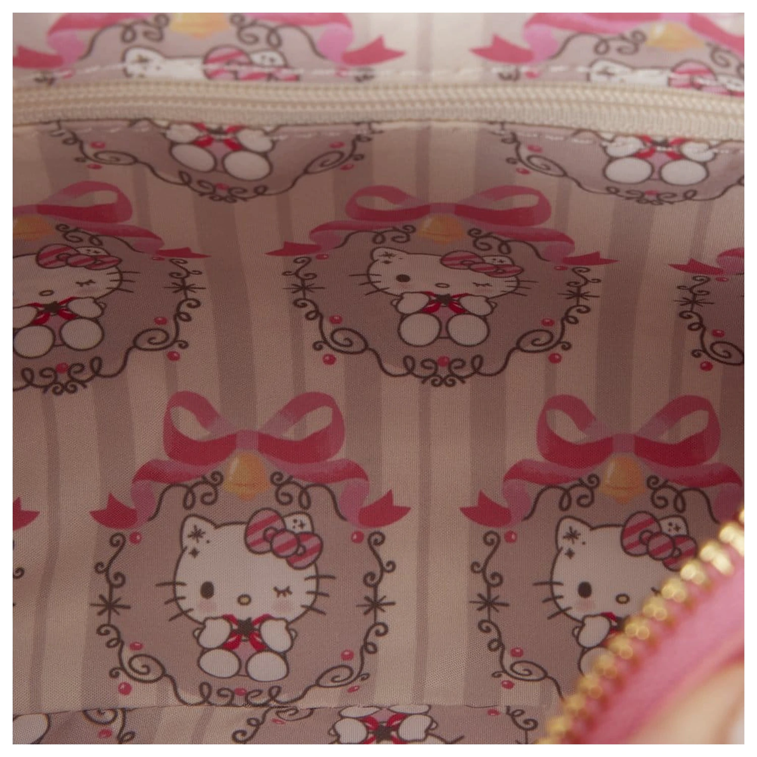 Sanrio by Loungefly torbica za nošenje preko telesa s perlastim ročajem in obeskom za torbo Hello Kitty Quilted fotografija izdelka
