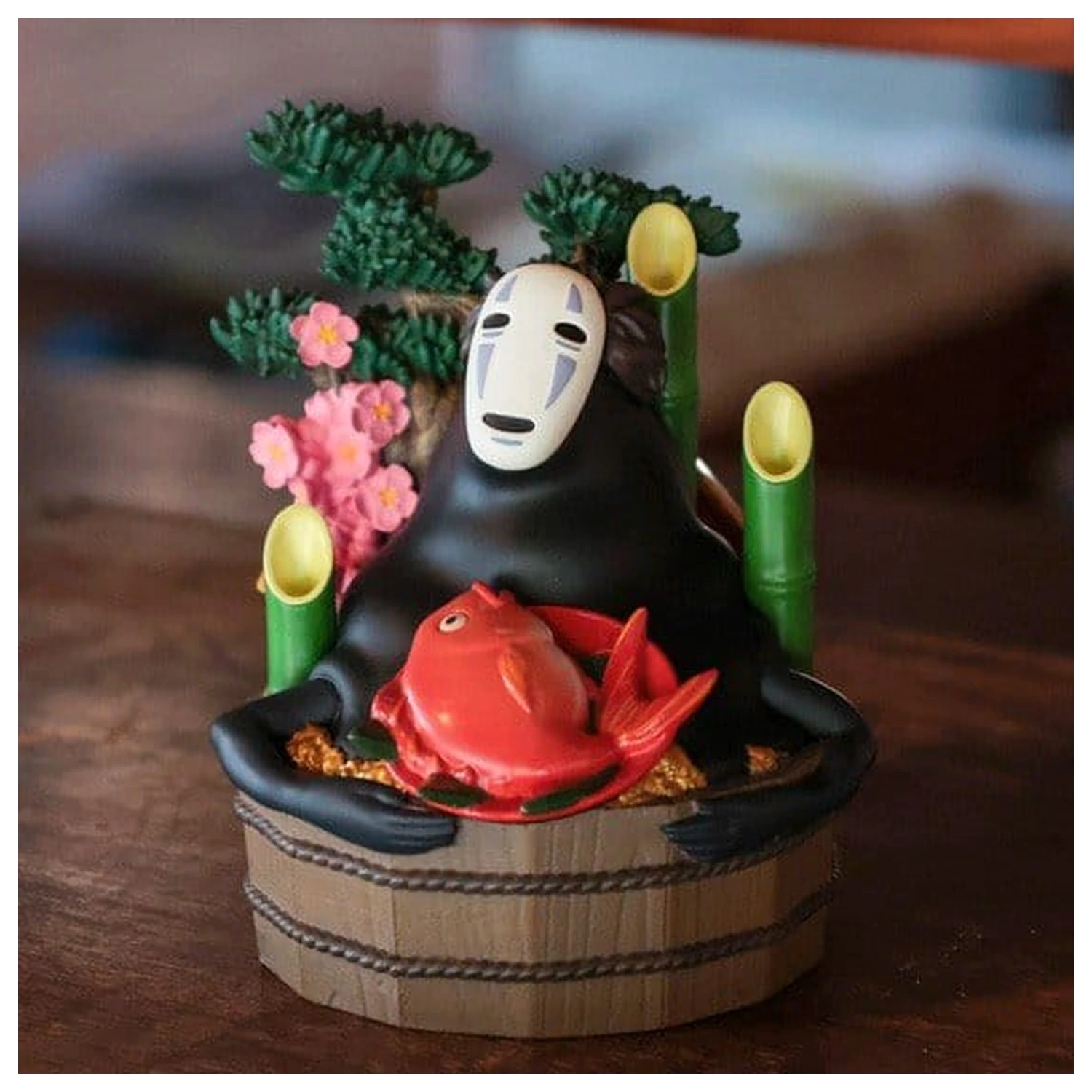 Spirited Away Diorama No Face zlato vedro in bambusi fotografija izdelka