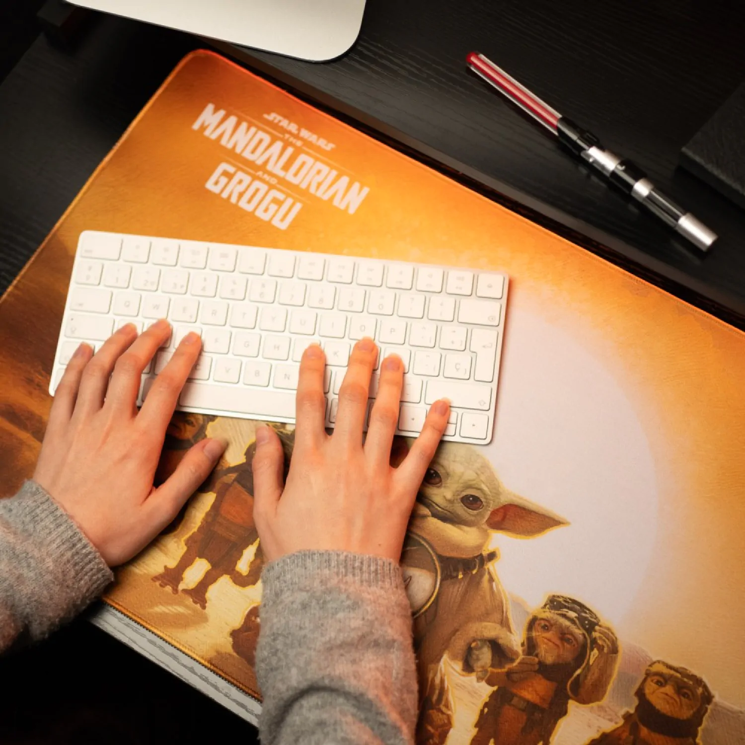Star Wars: The Mandalorian and Grogu XL podloga za miško 80 x 35 cm fotografija izdelka