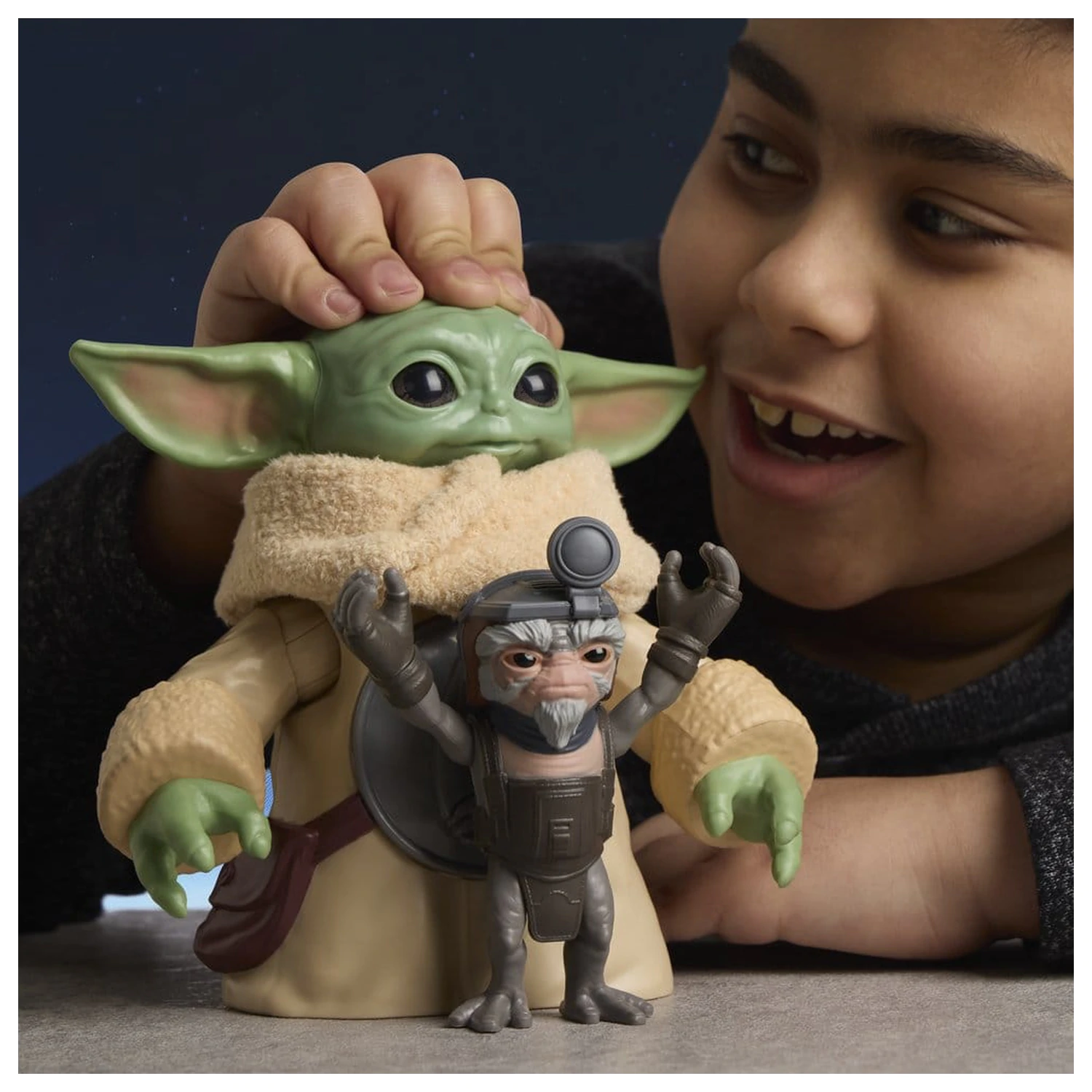 Star Wars: The Mandalorian & Grogu Elektronska akcijska figura Huggin' Grogu & Anzellan 17 cm fotografija izdelka