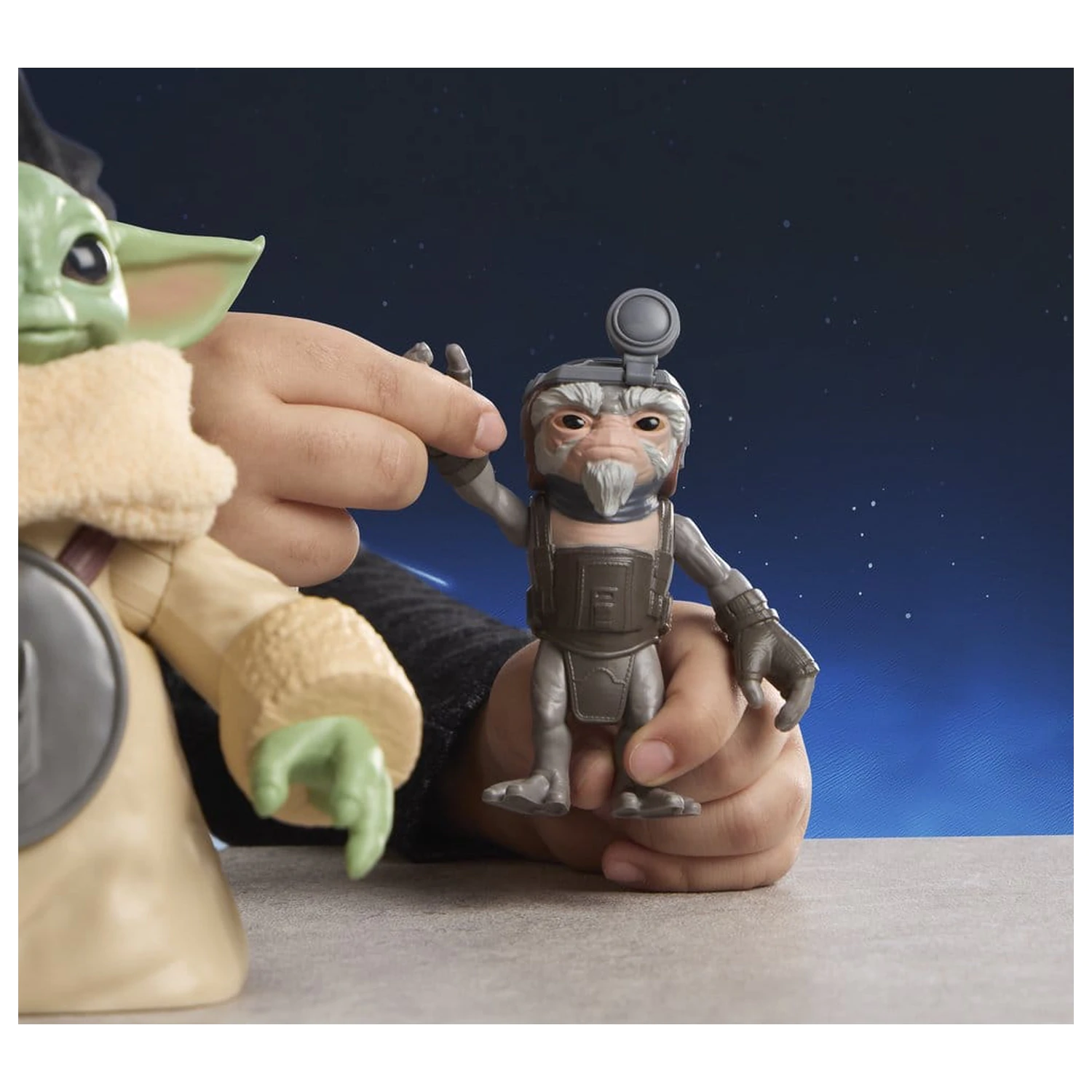 Star Wars: The Mandalorian & Grogu Elektronska akcijska figura Huggin' Grogu & Anzellan 17 cm fotografija izdelka