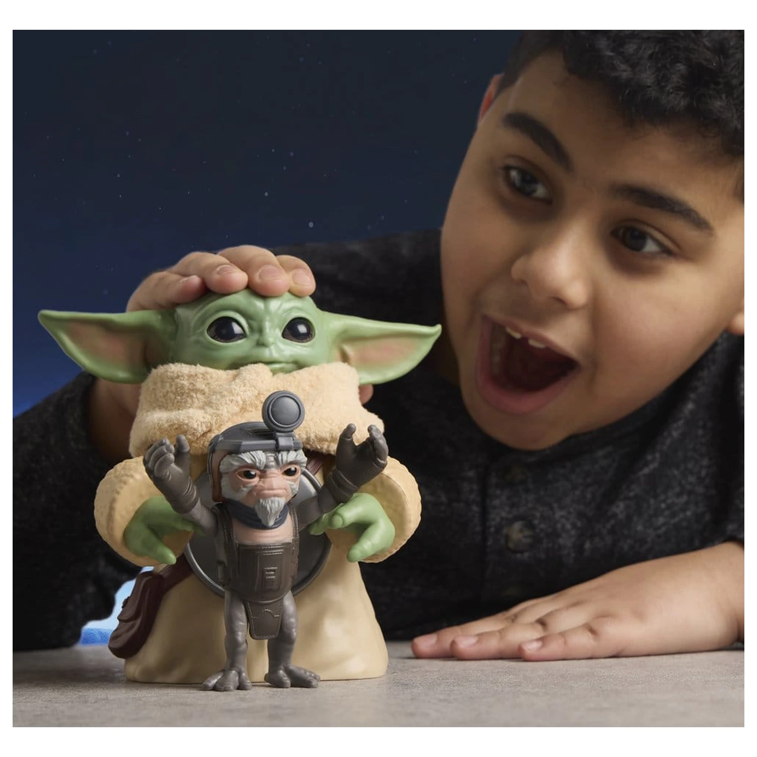 Star Wars: The Mandalorian & Grogu Elektronska akcijska figura Huggin' Grogu & Anzellan 17 cm fotografija izdelka
