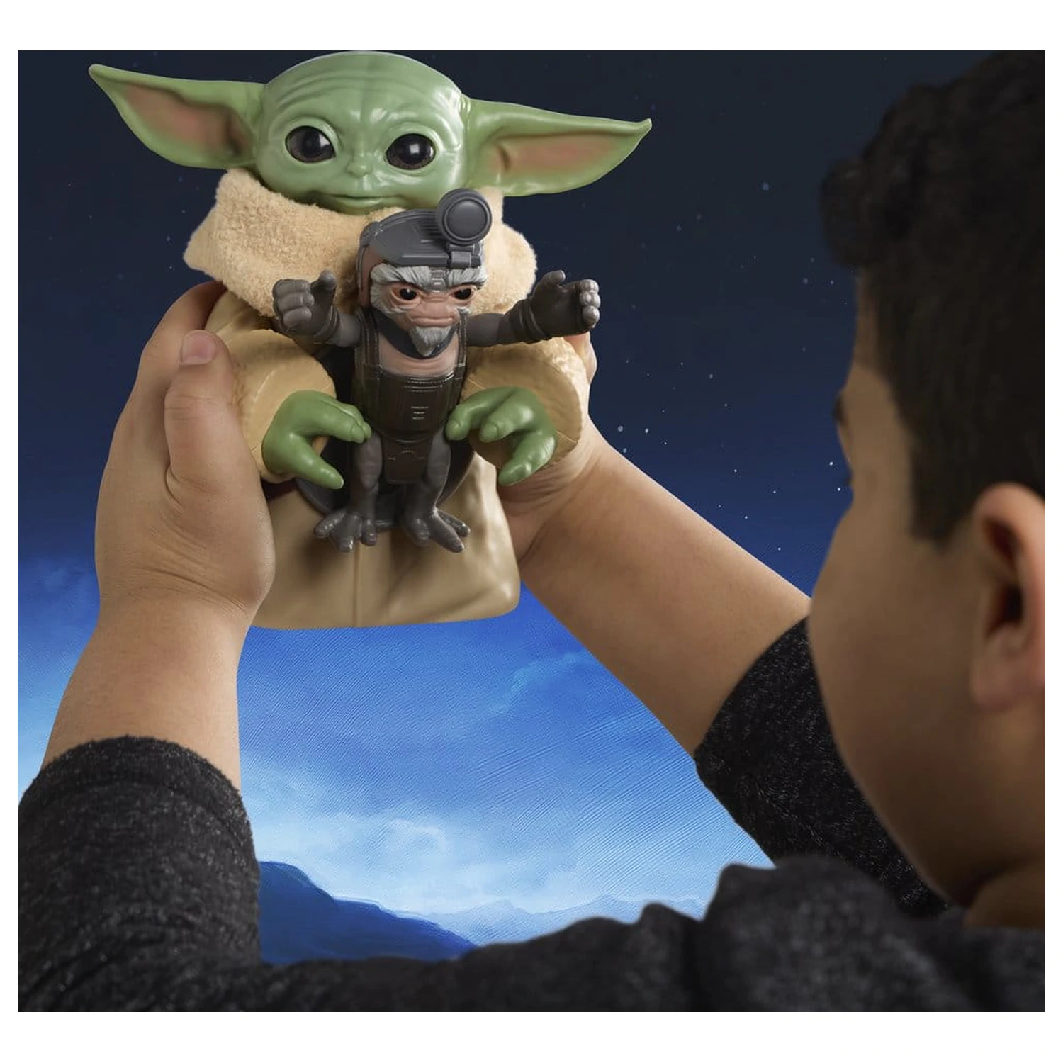 Star Wars: The Mandalorian & Grogu Elektronska akcijska figura Huggin' Grogu & Anzellan 17 cm fotografija izdelka