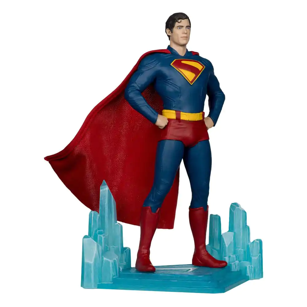 Superman (2025) DC Multiverse Mega akcijska figura Superman 28 cm fotografija izdelka