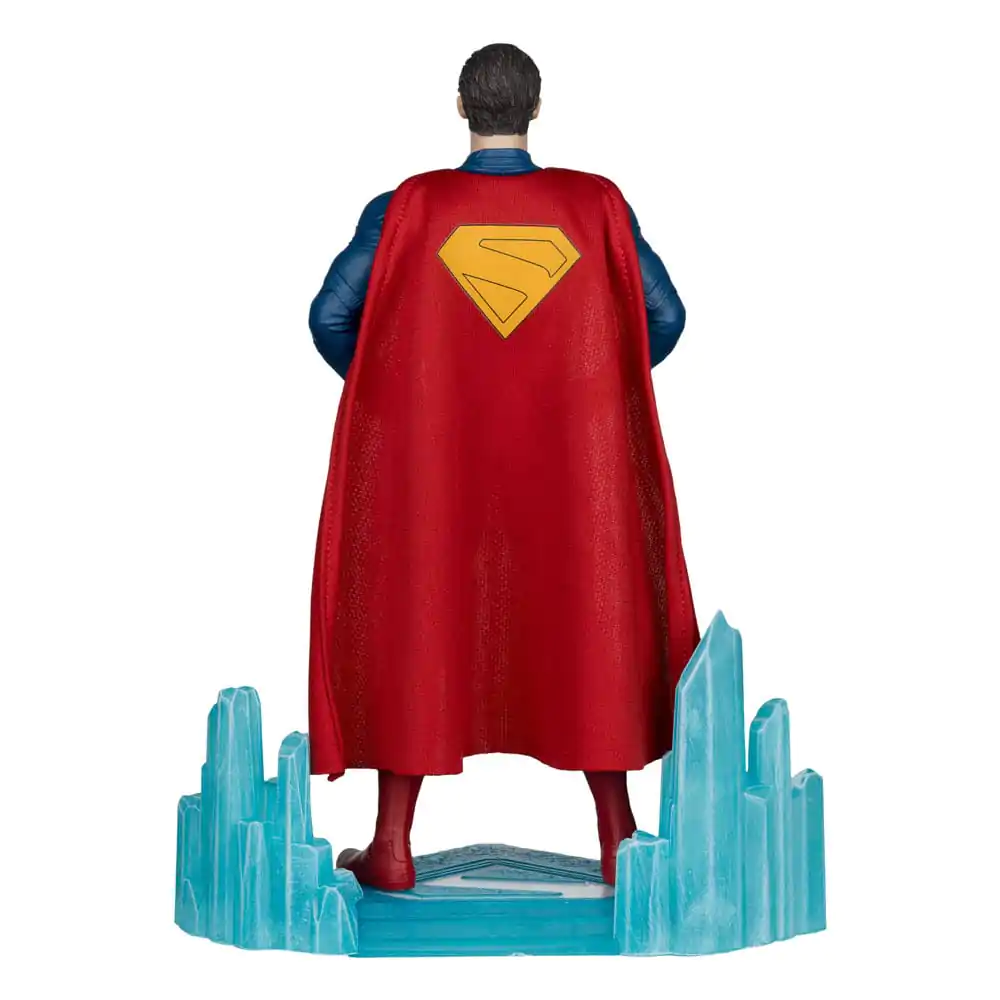 Superman (2025) DC Multiverse Mega akcijska figura Superman 28 cm fotografija izdelka