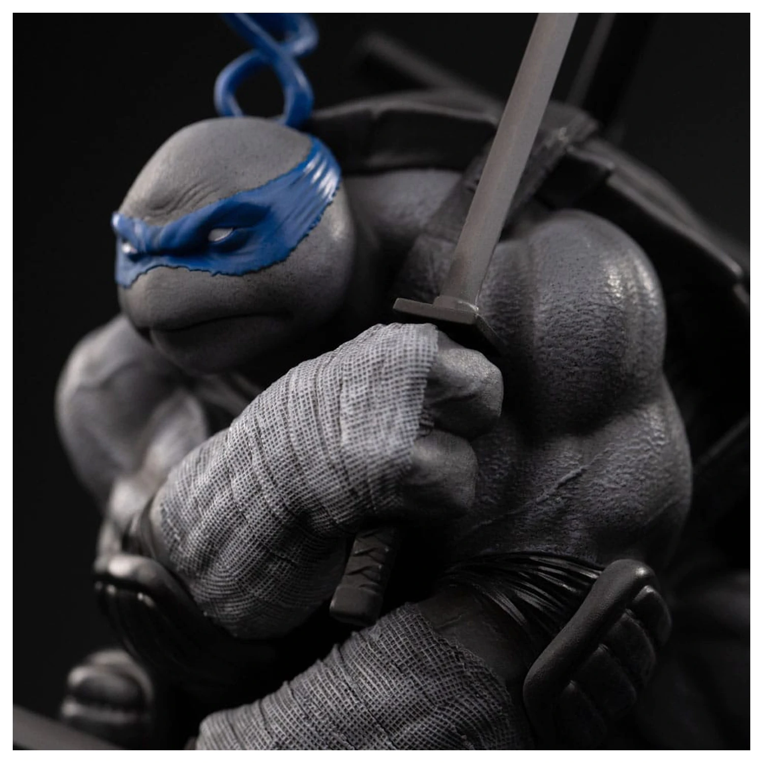 Teenage Mutant Ninja Turtles Art Scale Kip 1/10 Leonardo Black and White Variant 26 cm fotografija izdelka