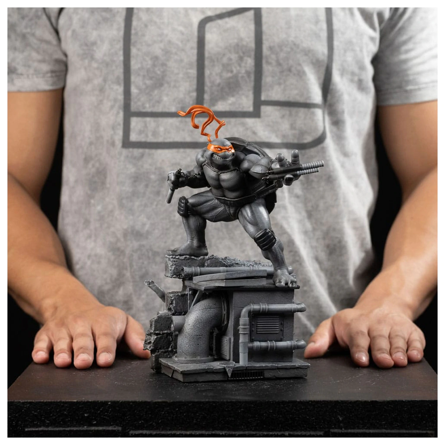 Teenage Mutant Ninja Turtles Art Scale kip 1/10 Michelangelo Black and White Variant 26 cm fotografija izdelka