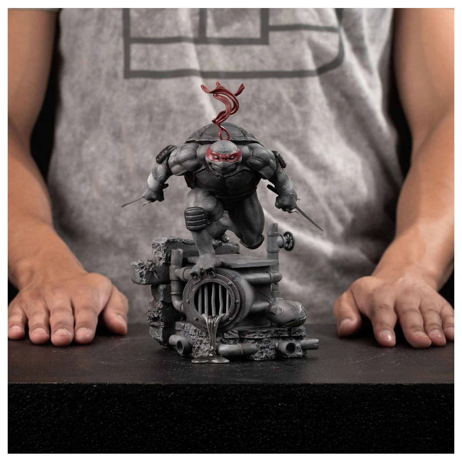 Teenage Mutant Ninja Turtles Art Scale kip 1/10 Raphael Black and White Variant 26 cm fotografija izdelka