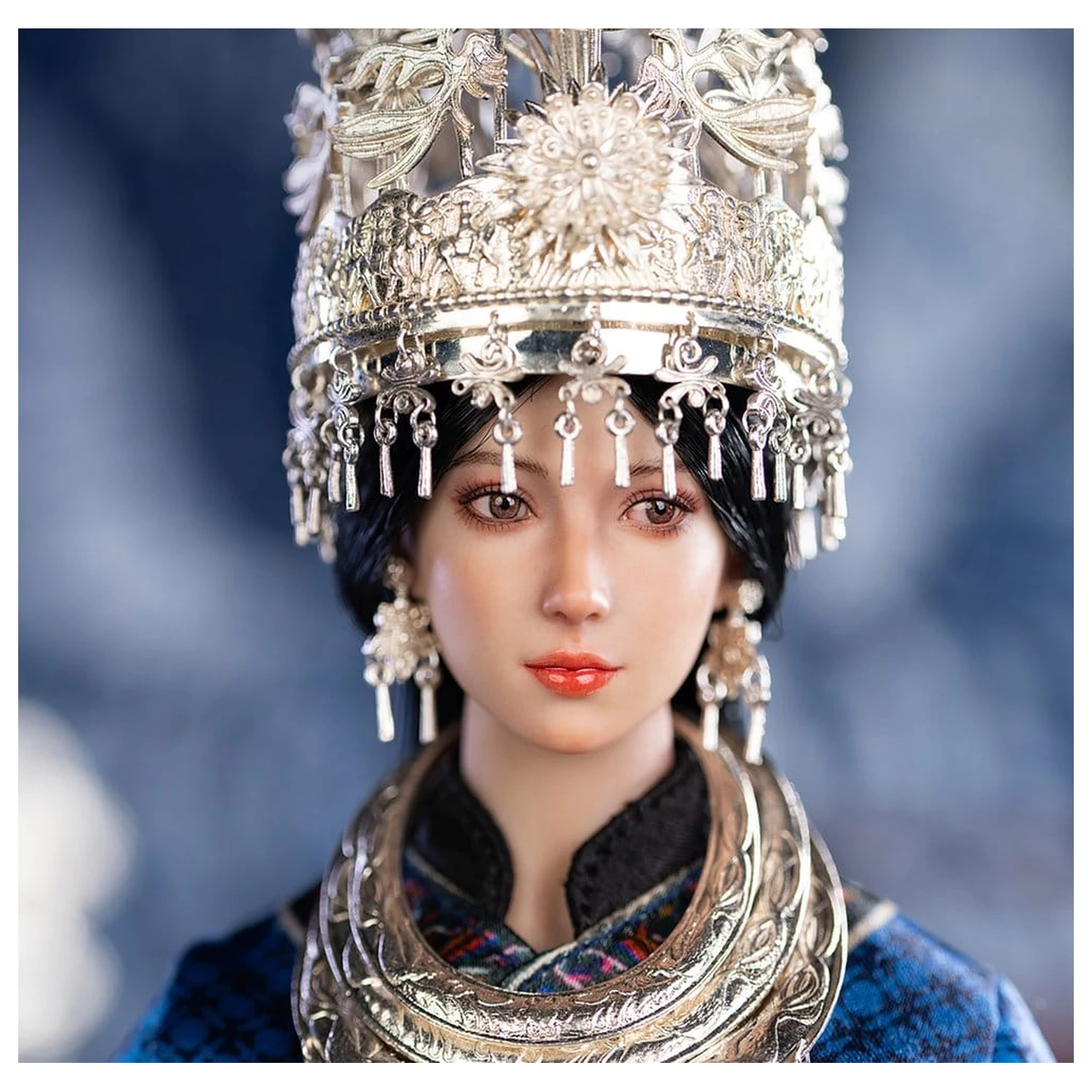 The Miao of China's 56 Ethnic Groups Figura 1/6 modra 30 cm fotografija izdelka
