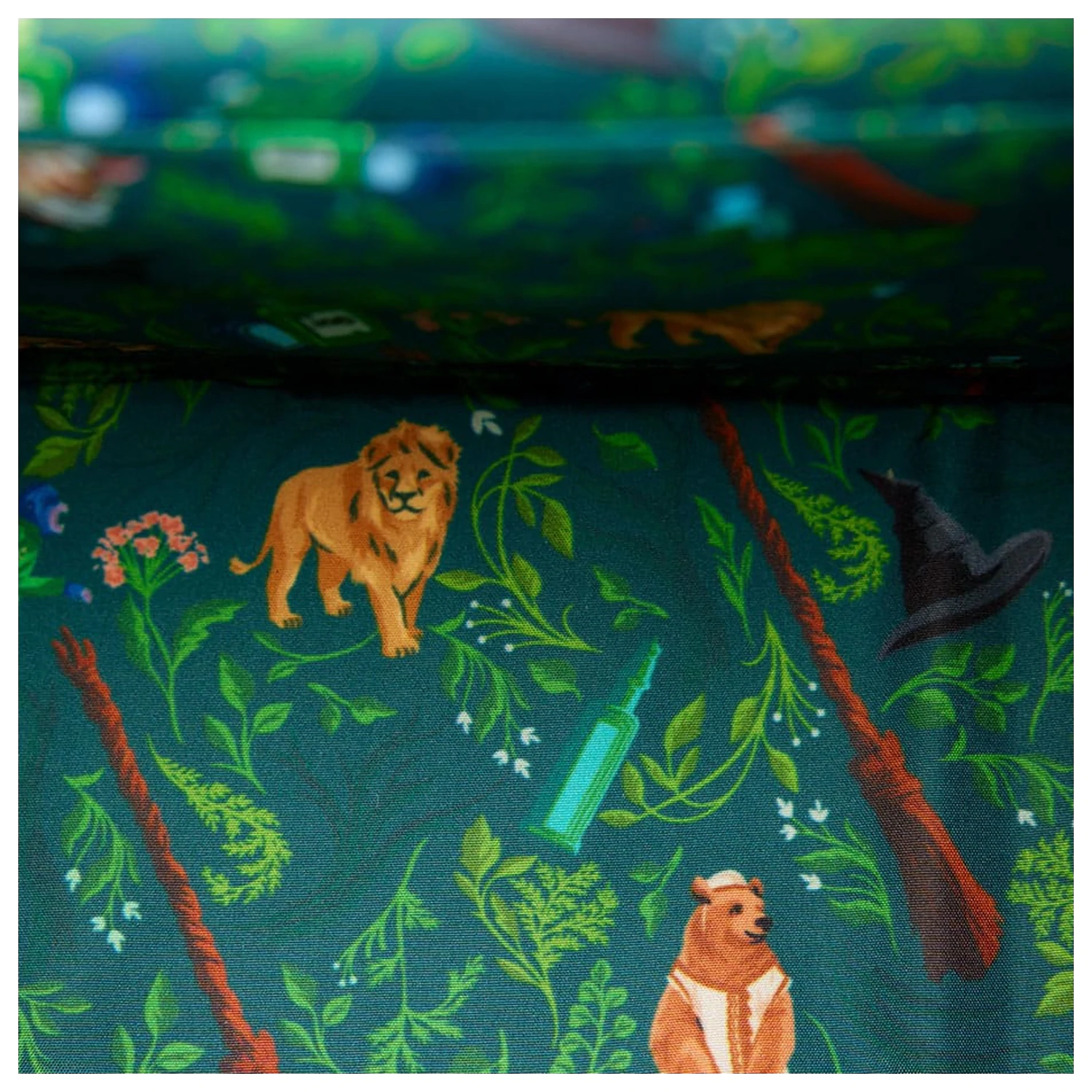 Universal by Loungefly torba čez telo Wicked 2 fotografija izdelka