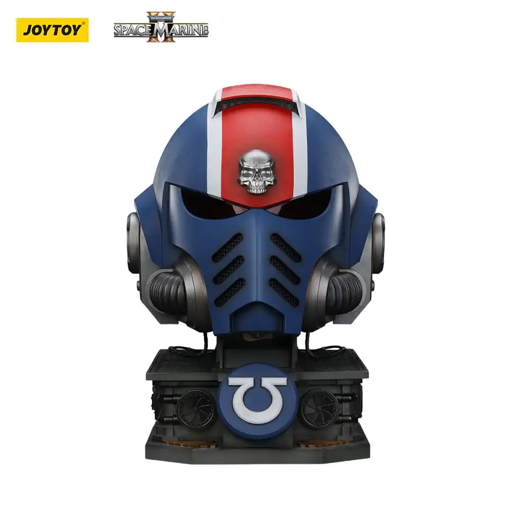 Warhammer 40,000: Space Marine 2 replika Ultramarines Lieutenant Titus čelade s podstavkom za razstavljanje 44 cm fotografija izdelka