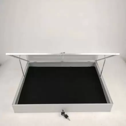 Evoretro aluminijasto vitrina srebrne barve fotografija izdelka