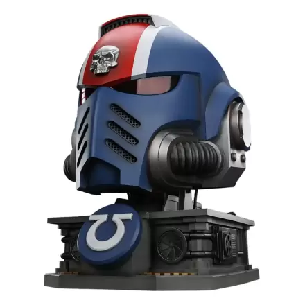 Warhammer 40,000: Space Marine 2 replika Ultramarines Lieutenant Titus čelade s podstavkom za razstavljanje 44 cm fotografija izdelka